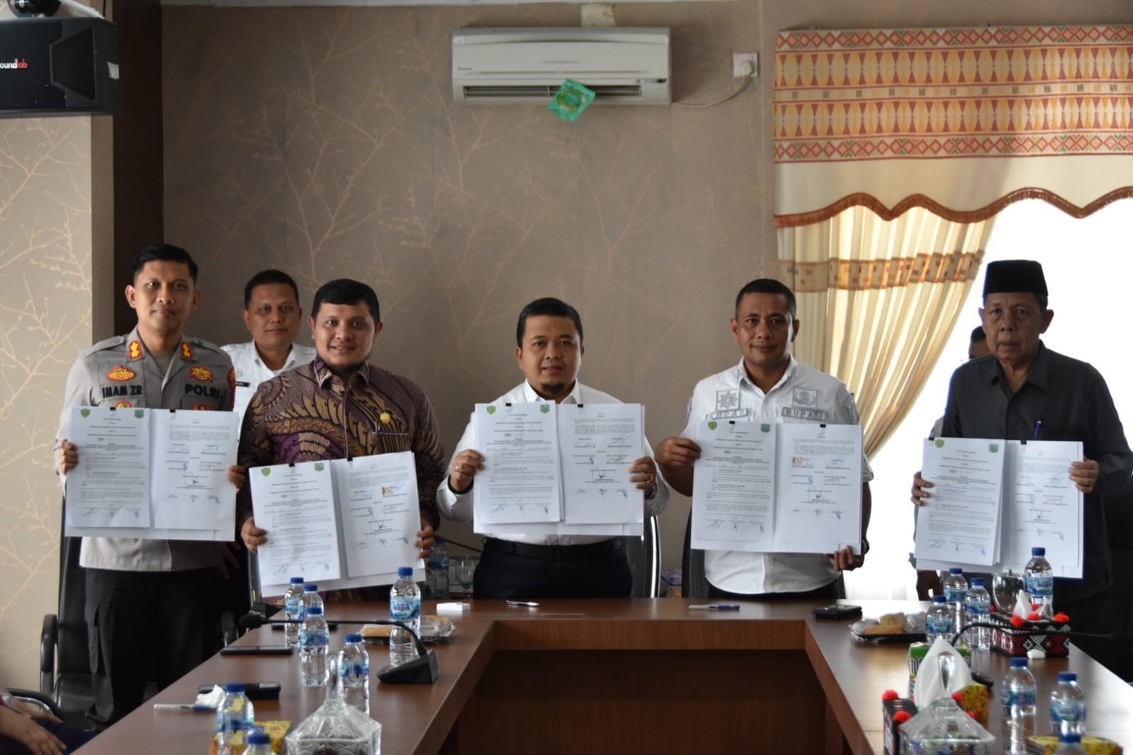 Berita Sore/Birong RT Teks poto: Bupati Tapsel, Dolly Pasaribu - Bupati Paluta, Andar Amin Harahap dan Kapolres Tapsel usai menandatangani hibah Pembangunan Gedung Polres Tapsel dan Polres Paluta di ruang rapat Bupati Tapsel, Lantai II jalan Lafran Pane Kec.Sipirok, Rabu (24/5).