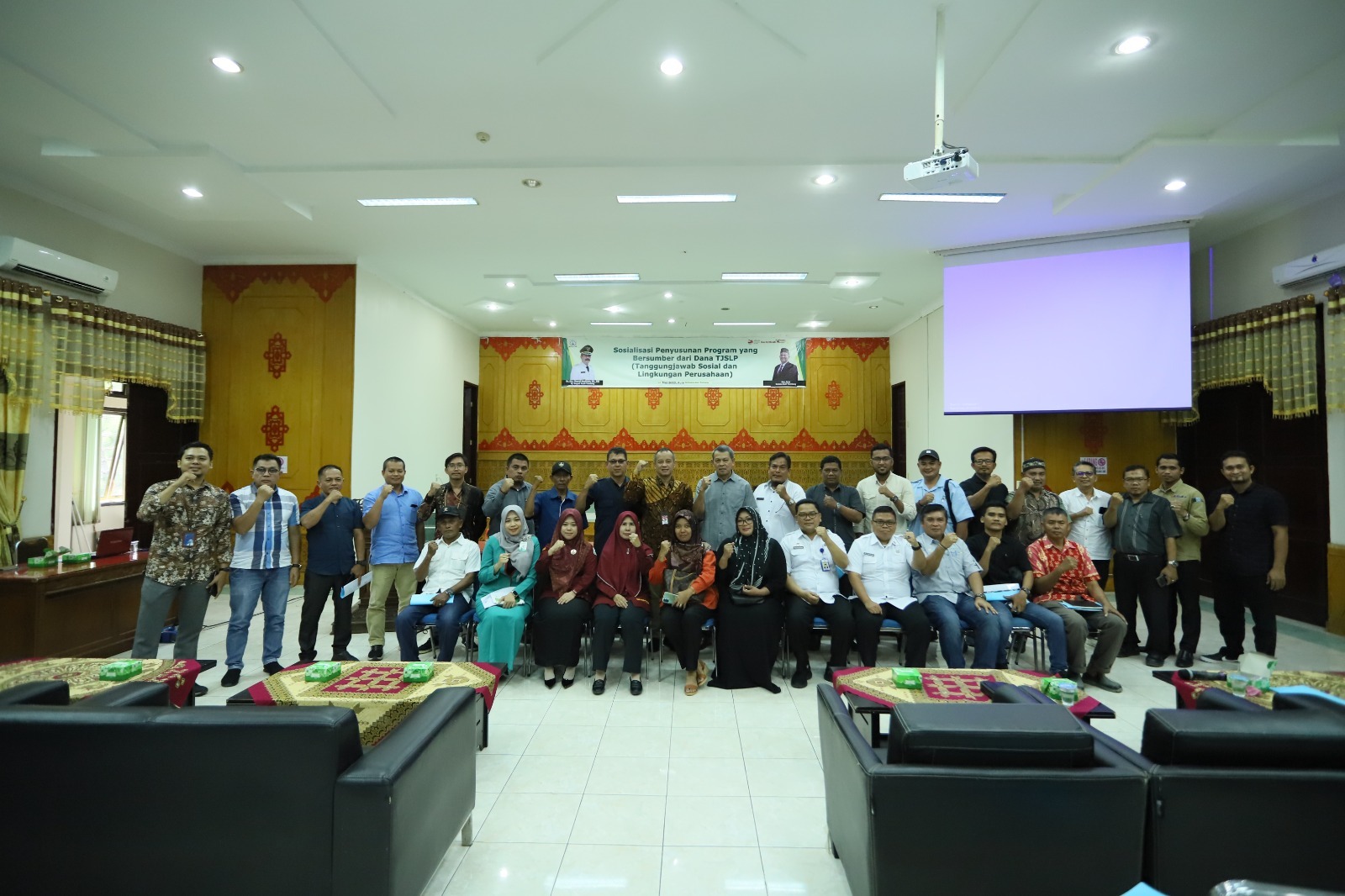 Teks Foto : Foto bersama acara Sosialisasi Penyusunan Program/Kegiatan DAK dan Sumber Dana APBN serta Penyusunan Program yang Bersumber dari Dana Tanggung Jawab Sosial & Lingkungan Perusahaan, di Aula SKB Karang Baru, Selasa (23/5).