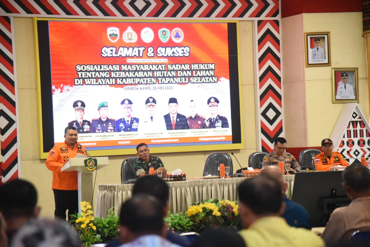 Berita Sore/Birong RT: Bupati Tapanuli Selatan, Dolly Pasaribu saat membuka sosialisasi masyarakat sadar hukum tentang karhutla di Wilayah Kab. Tapanuli Selatan, di Aula Sarasi, Lantai III, Kantor Bupati Tapsel di Sipirok, Kamis (25/5).