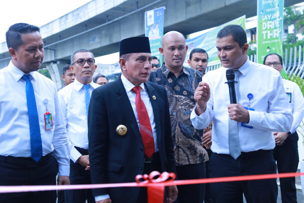 Berita Sore/ist Gubsu Edy Rahmayadi (tengah) bersama Dirut Perumda Tirtanadi Kabir Bedi siap menggunting pita peresmian Drive Thru di Kantor Pusat Perumda Tirtanadi Jalan SM Raja No.1, Medan, Kamis (25/5/2023).