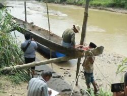 Seorang Warga Temukan Perahu Kuno Di Sungai Silau 