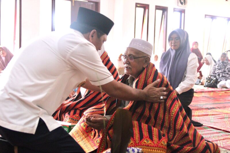 Tampak Pj Bupati Gayo Lues sedang melaksanakan Peusejuk kepada Salah satu Calon Jemaah Haji.(Muhammad Iqbal/berita sore)