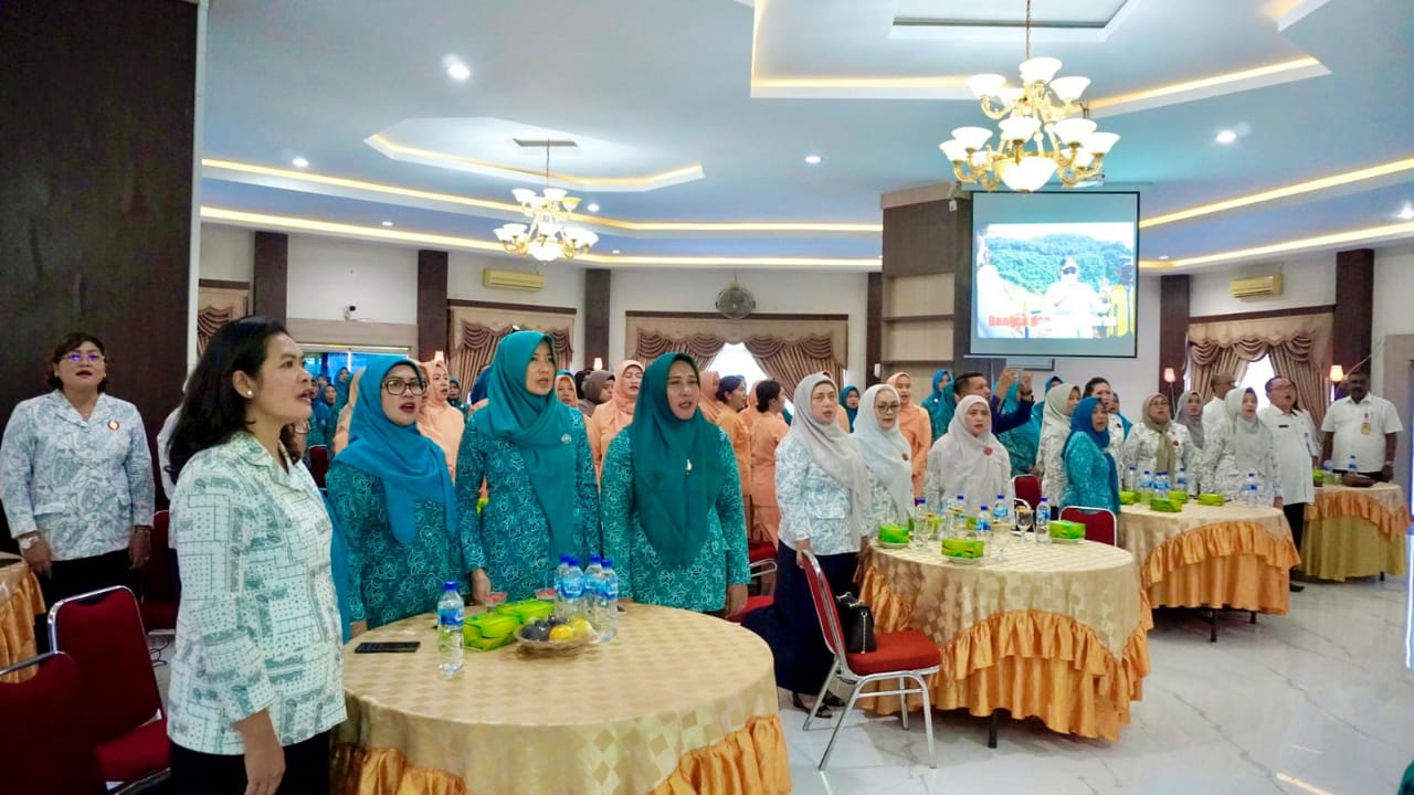 Teks Foto/Beritasore/ist   Ketua Yayasan Kanker Indonesia Sumatera Utara (YKI Sumut) Hj Nawal Edy Rahmayadi melakukan kunjungan kerja ke Kabupaten Langkat  di Ruang Pola Kantor Bupati Langkat, Stabat, Rabu (24/5/2023). 