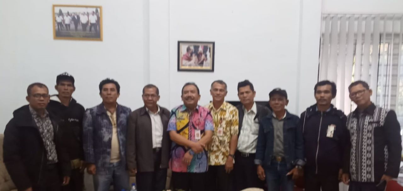 Sejumlah Tokoh Masyarakat Lembaga Adat Sionom Hudon foto bersama dengan Sekdakab Humbahas, Tonny Sihombing usai klarifikasi wacana pelepasan tanah adat. Ist