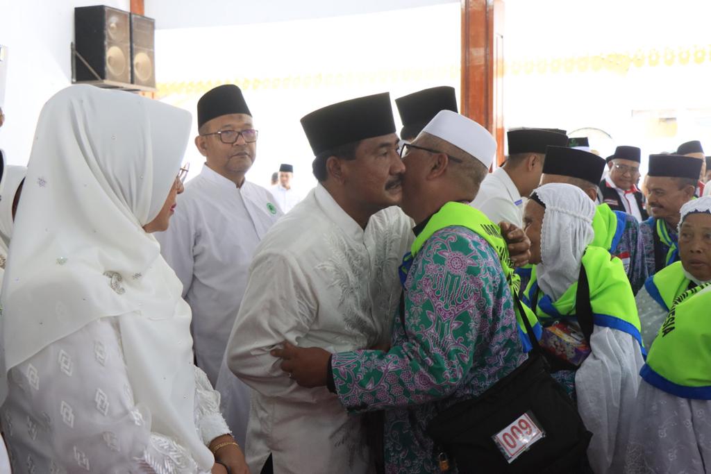 Keterangan poto: Wali kota Binjai Drs H Amir Hamzah M AP terlihat dalam pelepasan memeluk salah seorang jamaah haji asal Binjai( Ist).