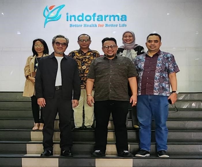 Berita Sore/ist Dirut Indofarma, Agus Heru Darjono, Dirut Smesco Indonesia, Leonard Theosabrata dan Dirut Holding BUMN Farmasi, Honesti Basyir foto bersama di Kantor Indofarma Bekasi Selasa (23/5/2023).