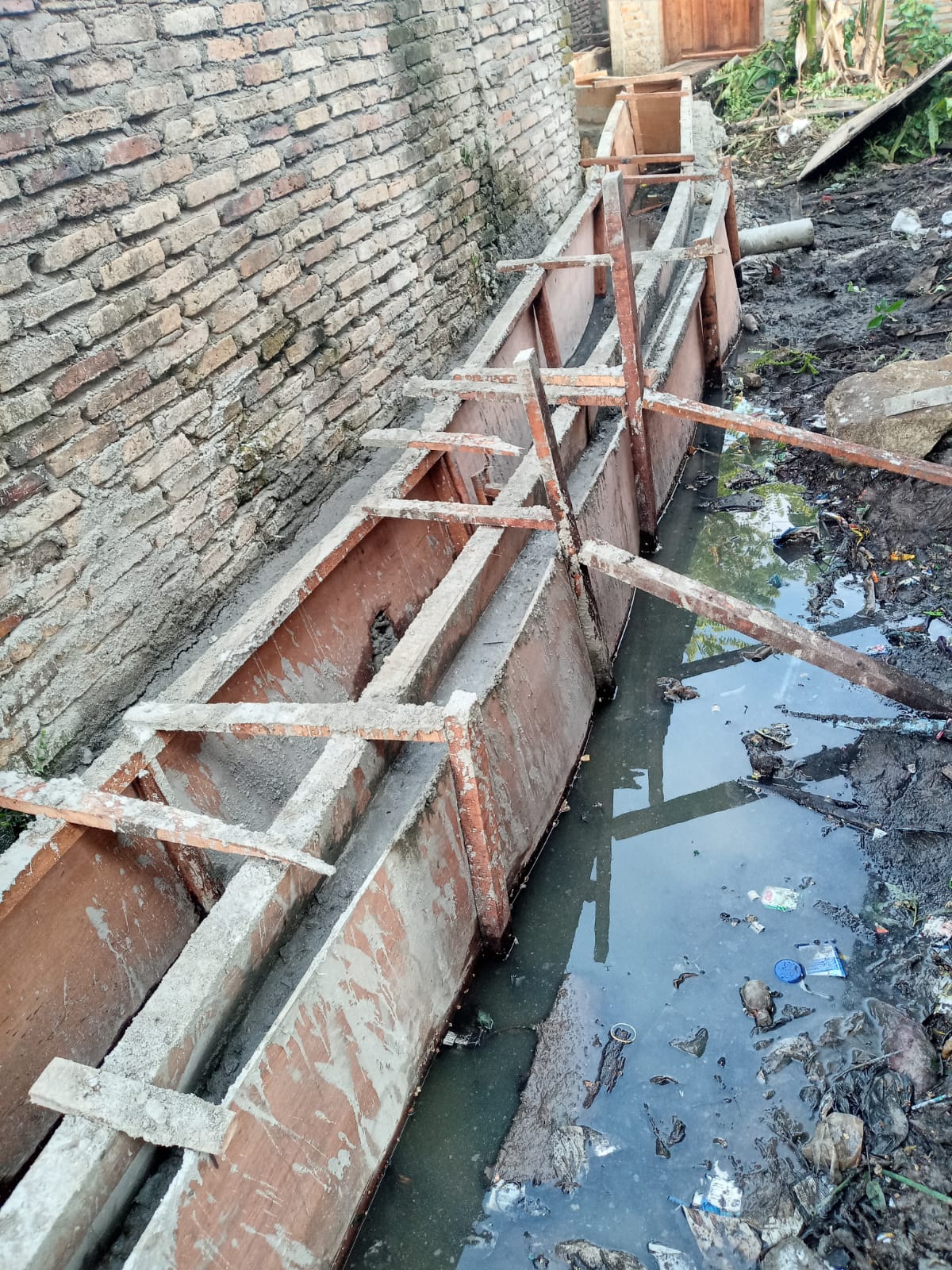 Teks fhoto: Pengerjaan proyek Drainase sepanjang 1,2 Km bersumber Dana Desa (DD) tahun 2023 Fazzary Akbar SE Kepala Desa Bogak Kecamatan Tanjung Tiram Kabupaten Batu Bara sulit ditemui dan dikonfirmasi Jum'at (26/5-2023). beritasore/alirsyah