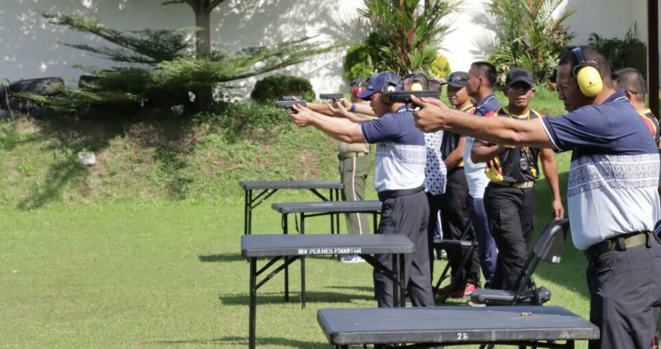Keterangan foto: Polres Kota Pematangsiantar menggelar olahraga menembak guna mewujudkan sinergitas TNI-Polri dan Pemko dalam menyambut HUT ke-77 Bhayangkara di lapangan tembak Sarja Aria Racana Aspol Polres, Jl. Sangnaualuh, Jumat (27/5).(ist).