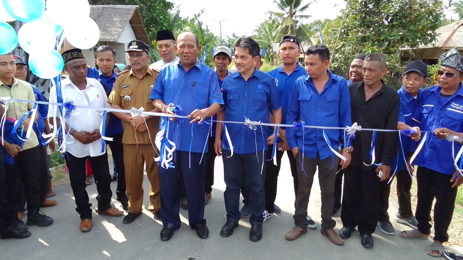 Teks Foto/Beritasore/ist   Plt Bupati Langkat H.Syah Afandin,SH didampingi Nasril Bahar menghadiri silaturahmi masyarakat secanggang bersama anggota DPRD Langkat Sisanol Fahmi di Desa Pantai Gading Kecamatan Secanggang, Senin (22/5).