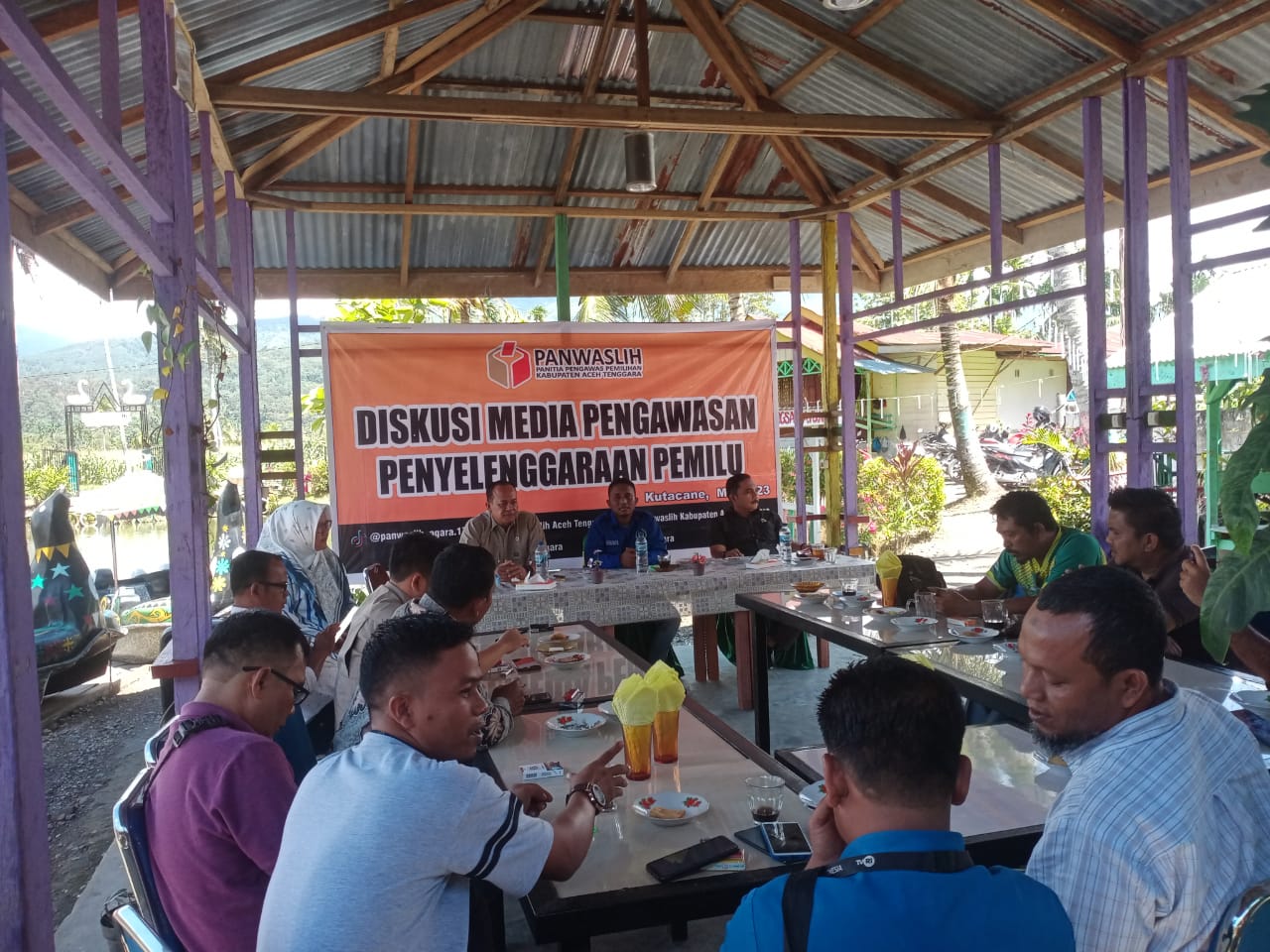 Diskusi : Tampak Ketua PWI Agara Sumardi didampingi Sekertaris Noris Elifiyan, tengah memaparkan Peran dan Fungsi Wartawan dalam liputan berita Pemilu, didampingi Ketua Panwaslih Agara diwakili KORDIP HP2H Riduan Efendi membidangi Pencegahan dan pengawasan serta Raudah KORDIP H2P. Sabtu (27/5) Di kawasanWisata Angasa Dayung Djogja Kute Kayu Mentangur Kecamatan Ketambe. Berita Sore/Husaini Amin.