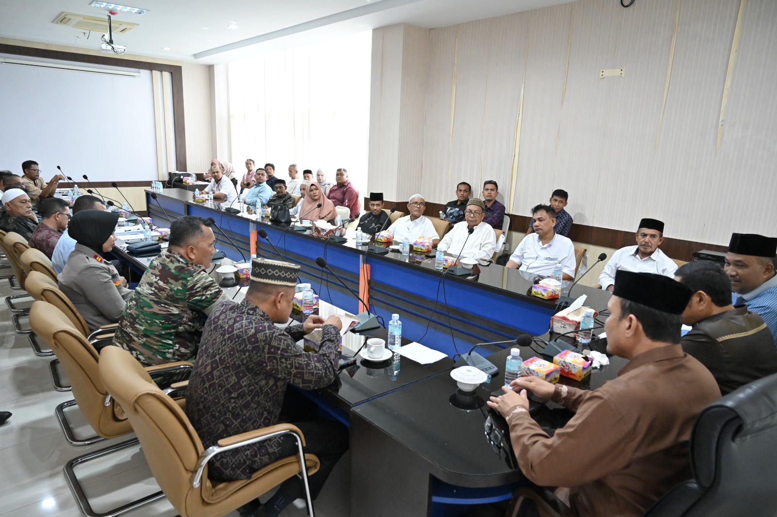 Komisi 1 DPRK Banda Aceh dipimpin Ketuanya Ramza Harli menggelar rapat dengan Keuchik dan Tuha Pheut Gampong Rukoh terkait aksi demo warga, berlangsung di gedung dewan setempat, Jumat (26/05/23). (Foto:T.Mansursyah)