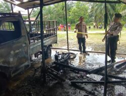 Mobil Pick Up dan Sepedamotor Hangus Terbakar