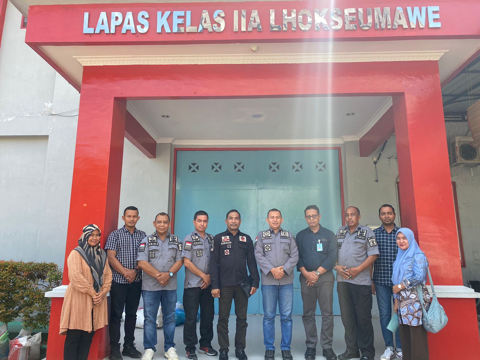 Teks Foto: Tim Divisi Administrasi Kantor Wilayah Kementerian Hukum dan HAM (Kemenkumham) Aceh di Lembaga Pemasyarakatan Kelas IIA Lhokseumawe, Sabtu (27/5).