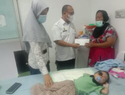 Plt Dinkes Batu Bara Jenguk Balita Pembengkakan Mata RS Medan