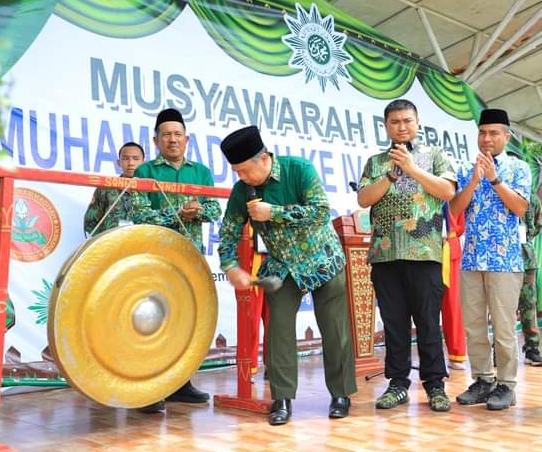 Foto: DR.Sulidar,MA bersama Bupati Labura memukul gong tanda dibukanya Musda Ke IV Muhammadiyah Labura dan Aisyiyah ke III di Desa Sukarame, Sabtu (27/5).