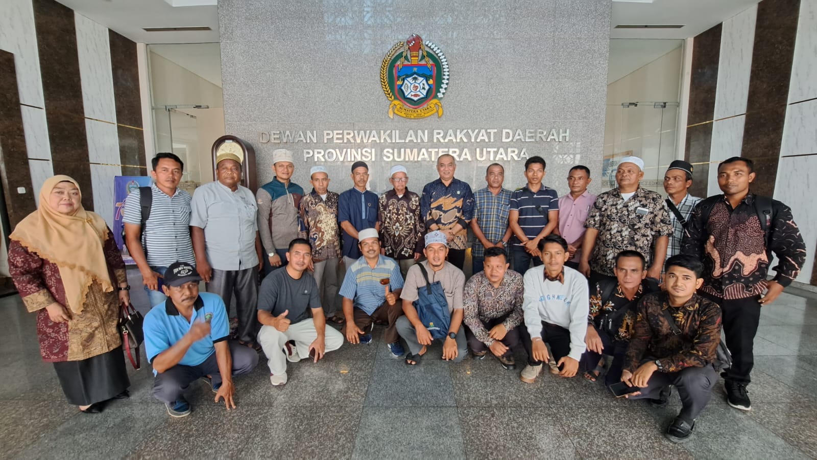 Teks foto Berita/Ist Wakil Ketua DPRD Sumut H. Harun Mustafa Nasutian bersama sejumlah pengurus Badan Kenaziran Masjid (BKM).