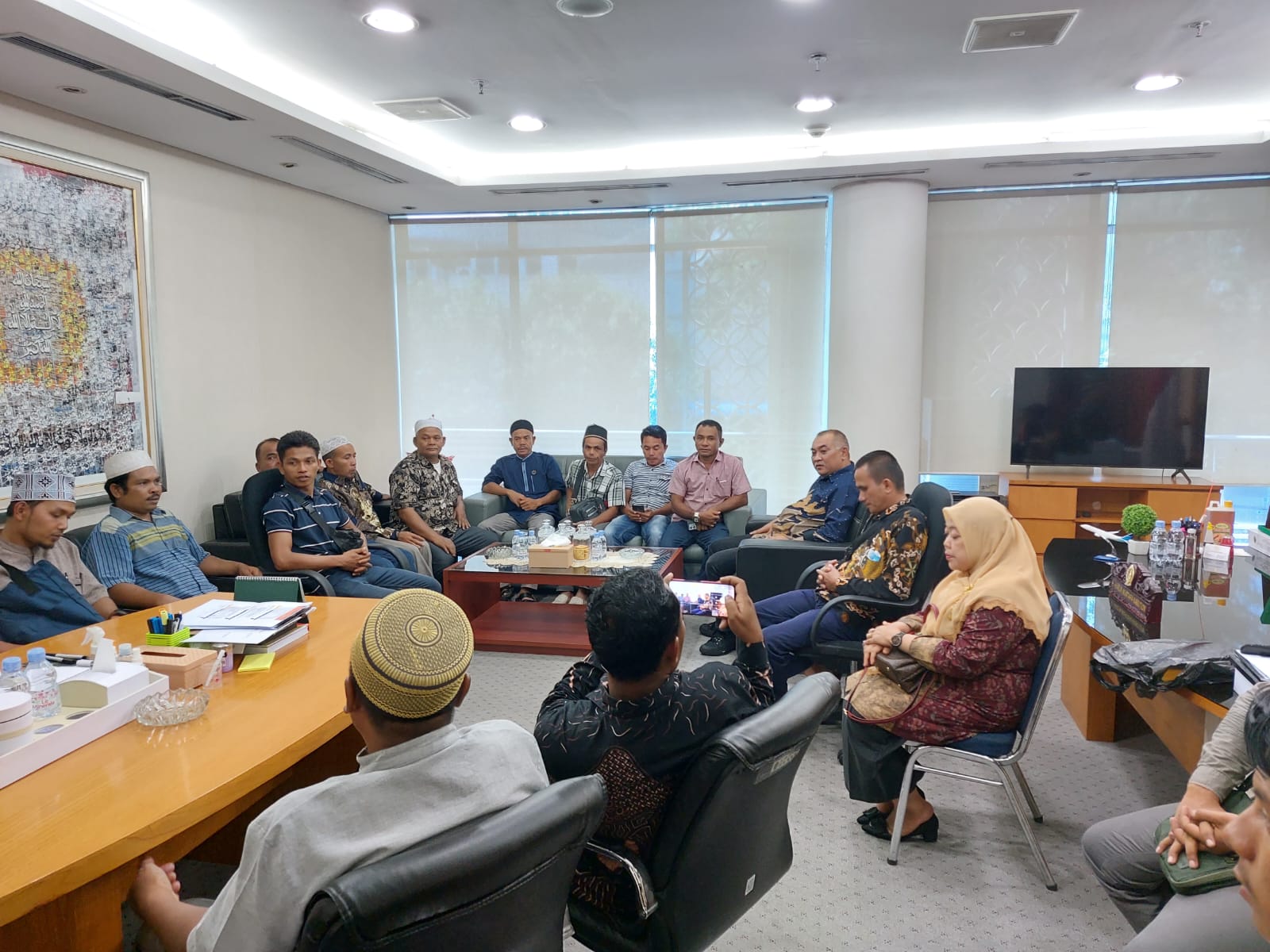 Teks foto Berita/Ist Wakil Ketua DPRD Sumut H. Harun Mustafa Nasutian bersama sejumlah pengurus Badan Kenaziran Masjid (BKM).