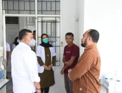 Bupati Tapsel Jenguk Bayi Penderita Omphalocele di RSUD Sipirok