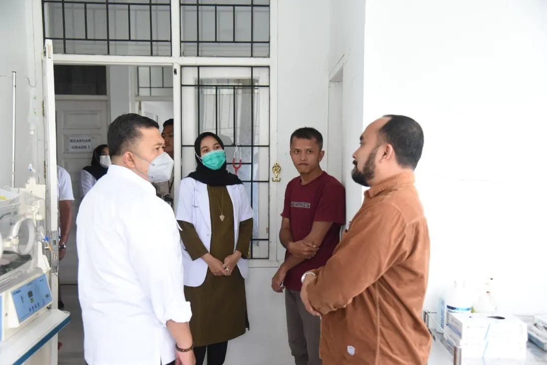 Berita Sore/Birong RT Teks poto: Bupati Tapsel, Dolly Pasaribu usai menjenguk bayi malang ini di RSUD Sipirok, Sabtu (27/5).