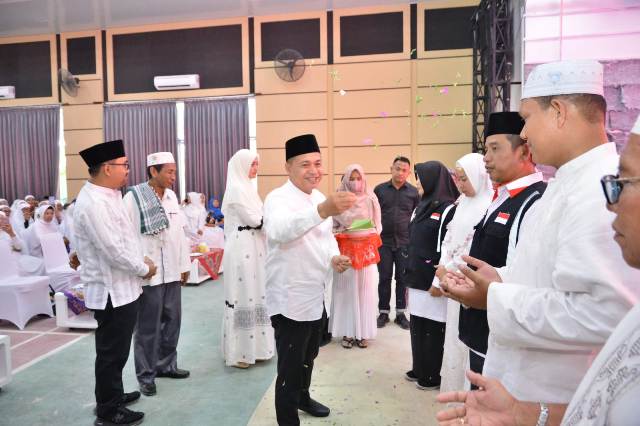 Teks fhoto: Bupati Batu Bara Ir.H Zahir M.AP tempung tawari 287 Calhaj asal Batu Bara Kloter 13 di Pendopo Perjuangan Simpang Dolok, Kecamatan Datuk Lima Puluh Sabtu (27/5-2023) beritasore/alirsyah