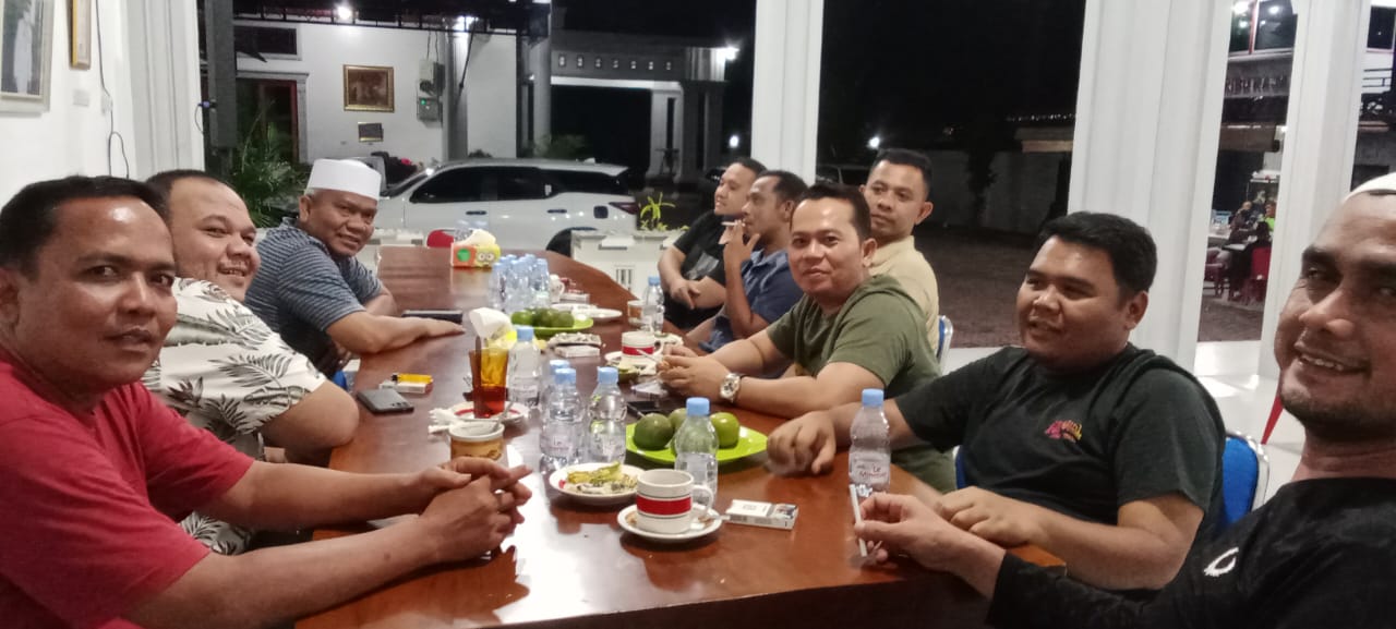 Keterangan foto: Ketua umum BPC HIPMI Padanglawas, Putra Mahkota Alam Hasibuan beserta pengurus saat bertemu dengan Plt. Bupati Padanglawas, Ahmad Zarnawi Pasaribu. (Ist)