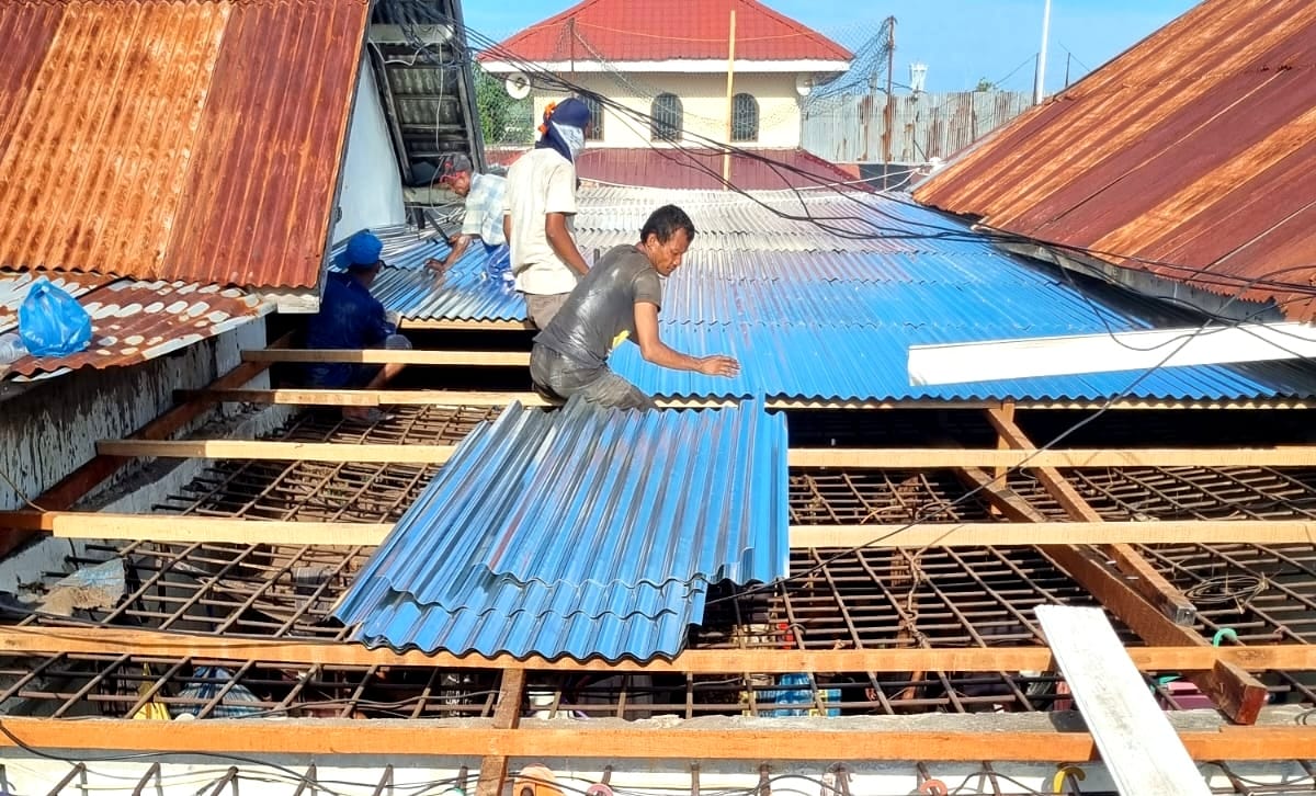 Teks Foto: Untuk mencegah gangguan keamanan dan ketertiban (Kamtib), sejumkah bangunan Lapas Kelas IIA Lhokseumawe dilakukan pemeliharaan, Minggu (28/5).
