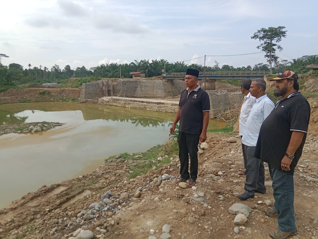 Imum Mukim Aron, Zainal Abidin bersama H.M.Yusuf Hasan dan sejumlah petani Aceh Utara sedang berada di lokasi Proyek Bendung Krung Pase, Aceh Utara yang mangkrak. (Foto: Zainal Abidin)