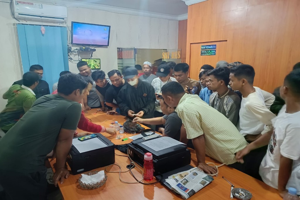 Teks foto Berita/ist Pemuda beserta masyarakat Pidolilombang menangkap dua orang diduga pesta narkoba di Pidolilombang, kemudian diserahkan ke Mapolres.