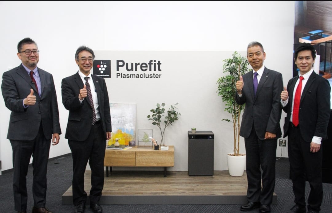 Berita Sore/ist Dari kiri ke kanan: Hiromasa Okajima, Deputy General Manager, Plasmacluster (PCI) Healthcare Business Unit, Yasufumi Sugahara, Executive Officer BU President, Smart Appliances and Solution BU, Tomoki Tamura, Vice President Global Business and General Manager Head of Global Kitchen Appliances Business Unit, Smart Appliances & Solution BU dan Sam Wu, Vice President Smart Appliances and Solution BU menunjukkan Plasmacluster Air Purifier di Jakarta Senin (29/5/2023).