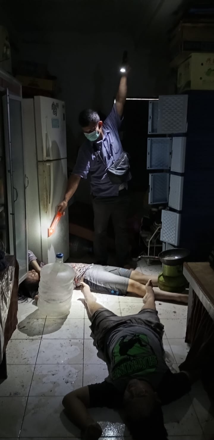 Berita Sore/Ist Kedua korban tersengat listrik saat sedang diidentifikasi oleh personel Tim Identifikasi Polrestabes Medan di Komplek Citra Dafa Blok C-13 Jl. Perbatasan Desa Bandarsetia, Kecamatan Percut Seituan, Minggu (28/5)