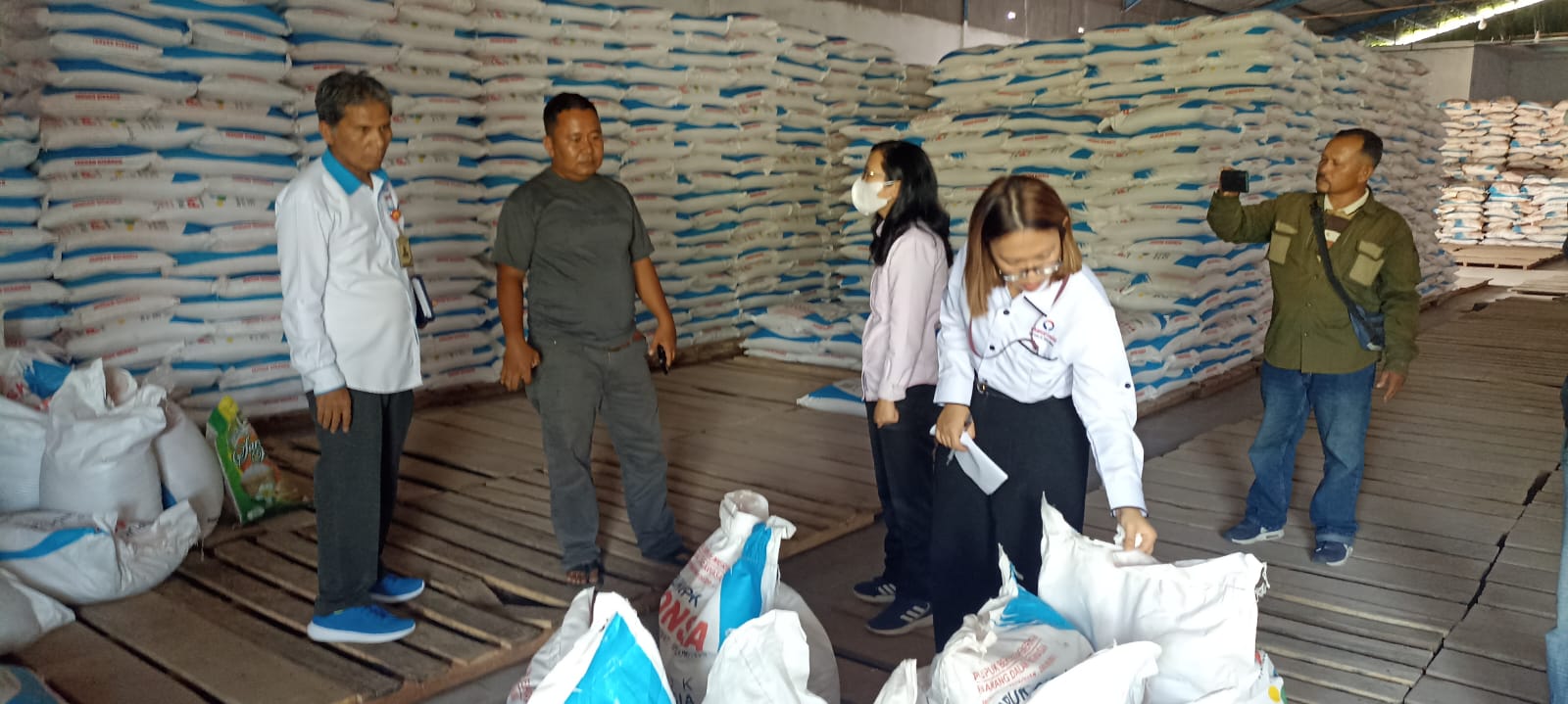 Teks foto:Kepala Ombusmen RI Perwakilan Sumatera Utara, Abdyadi Siregar bersama tim, mendadak mendatangi Gudang pupuk di Dusun I Desa Firdaus, Kecamatan Sei Rampah, Kabupaten Serdang Bedagai, Senin 29-5-2023.(Berita Sore-Azwen)