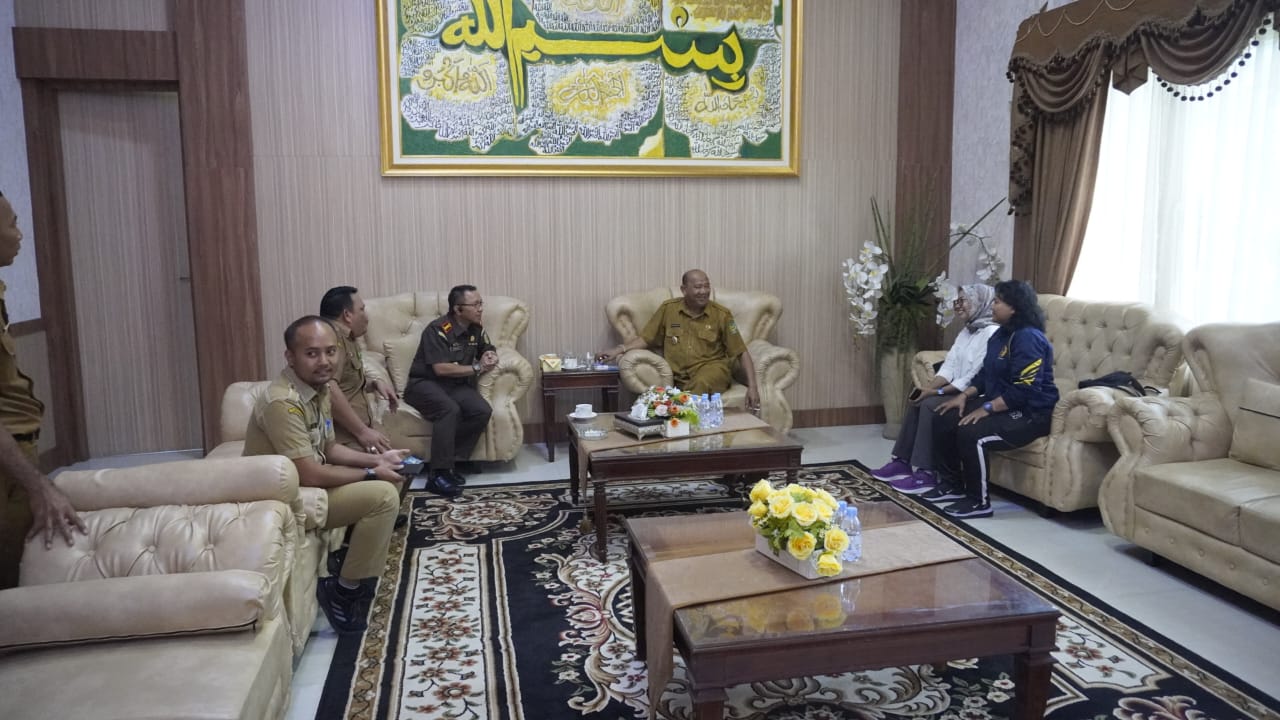 Teks Foto/Beritasore/ist  Plt Bupati Langkat H. Syah Afandin, SH menerima audiensi Federasi Olahraga Kabaddi Seluruh Indonesia (FOKSI) Kabupaten Langkat, di Rumah Dinas Bupati Langkat, Stabat, Senin(29/5)