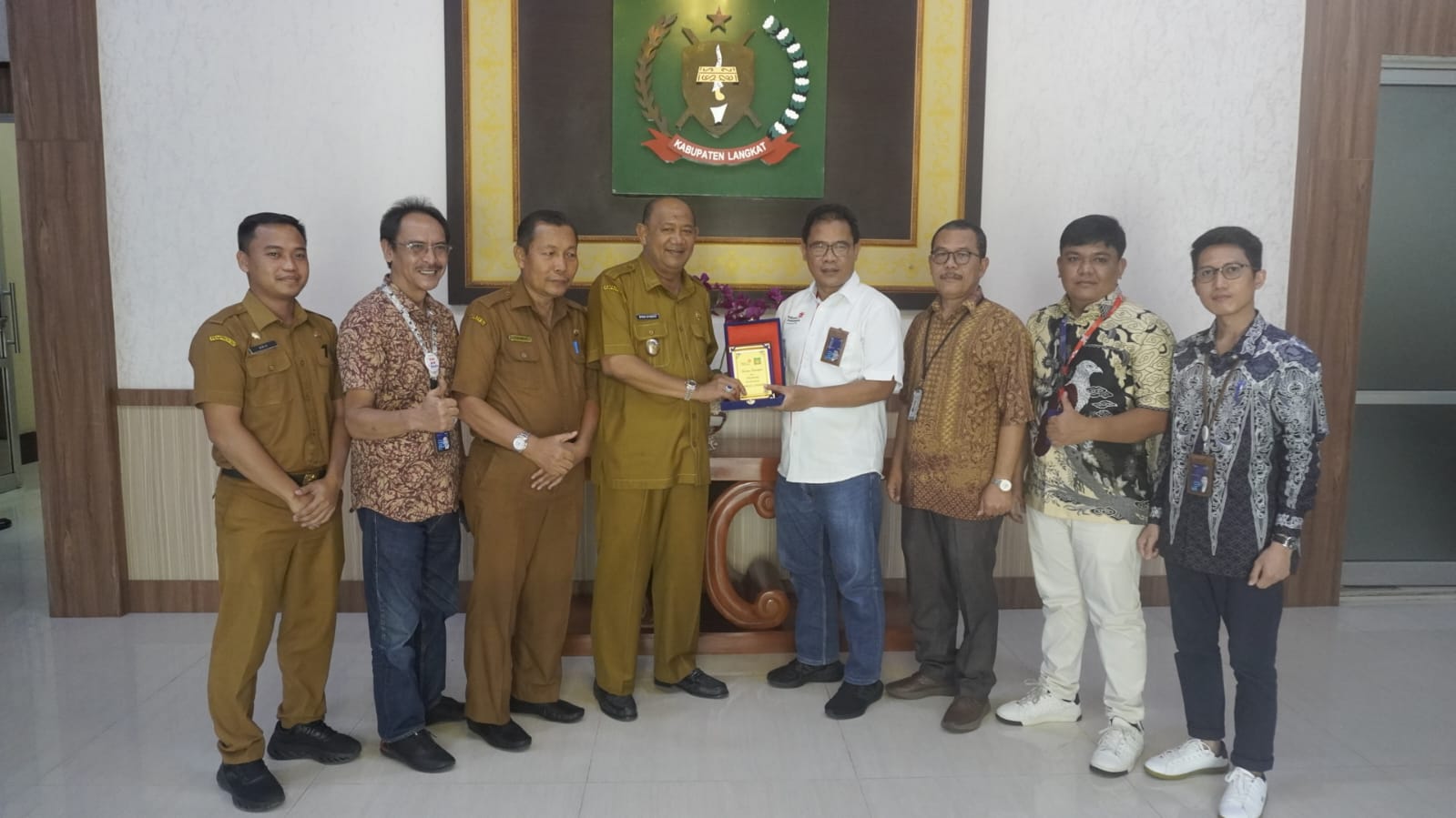 Teks Foto/Beritasore/ist  Plt Bupati Langkat H.Syah Afandin SH foto bersama usai menerima audiensi PT. Telkom Indonesia  di Rumah Dinas Bupati Langkat, Stabat, Senin (29/5).
