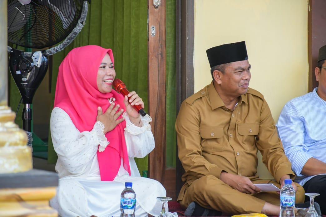 Teks foto:Ketua Muslimah Hj Romaida Saragih di dampingi Bupati Serdang Bedagai H Darma Wijaya dalam kegiatan Pengajian Akbar Majelis Taklim di Desa Bartong, Kecamatan Sipispis, Senin 29-05-20230(Berita Sore-Azwen)