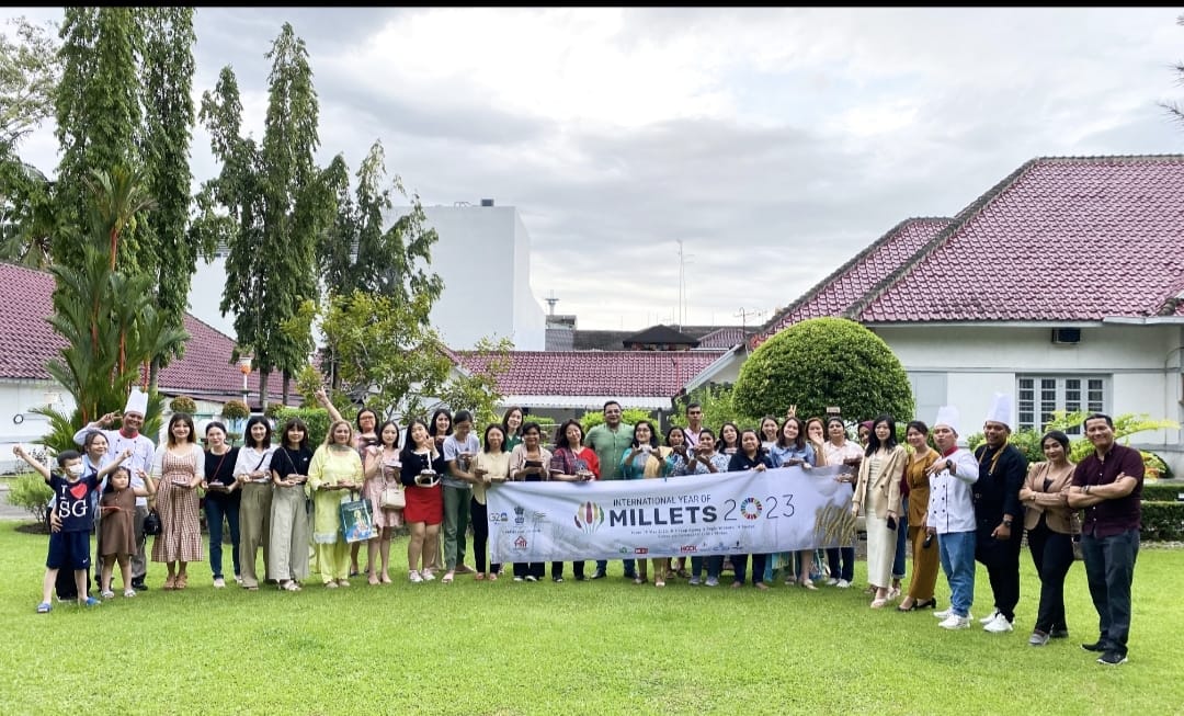 Berita Sore/ist Konjen India di Medan Subham Singh bersama peserta workshop memasak yang digelar di kantor Konjen India Jalan Uskup Agung A Sugiopranoto Medan Minggu (28/5).