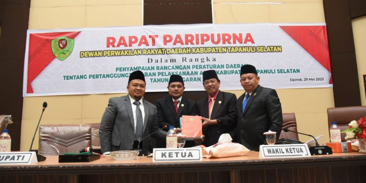 Berita Sore/Birong RT Teks poto: Bupati Dolly Pasaribu saat menyerahkan bundelan Rancangan Peraturan Daerah Tentang Pertanggung Jawaban Pelaksanaan APBD Tapsel tahun 2022, kepada DPRD, Senin (29/5).