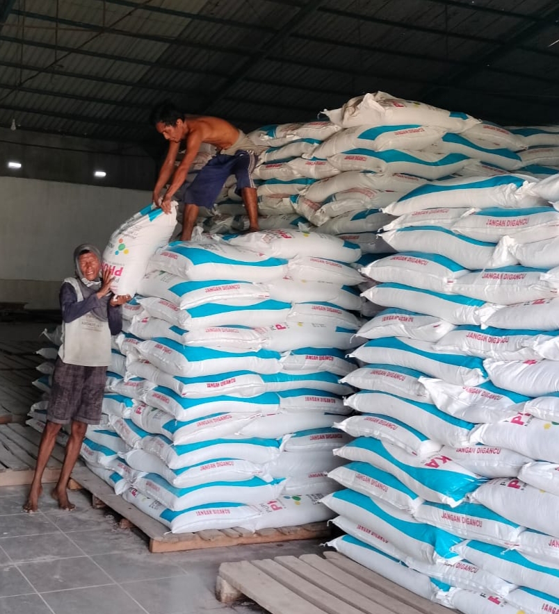 Keterangan Foto; Pupuk bersubsidi jenis NPK Phonska di gudang PT.Pupuk Indonesia di Dusun I Desa Firdaus Kec.Sei Rampah siap untuk didistribusikan ke petani Sergai untuk MT 1 tahun 2023, Selasa (30/5) . Foto:Edi Saputra.