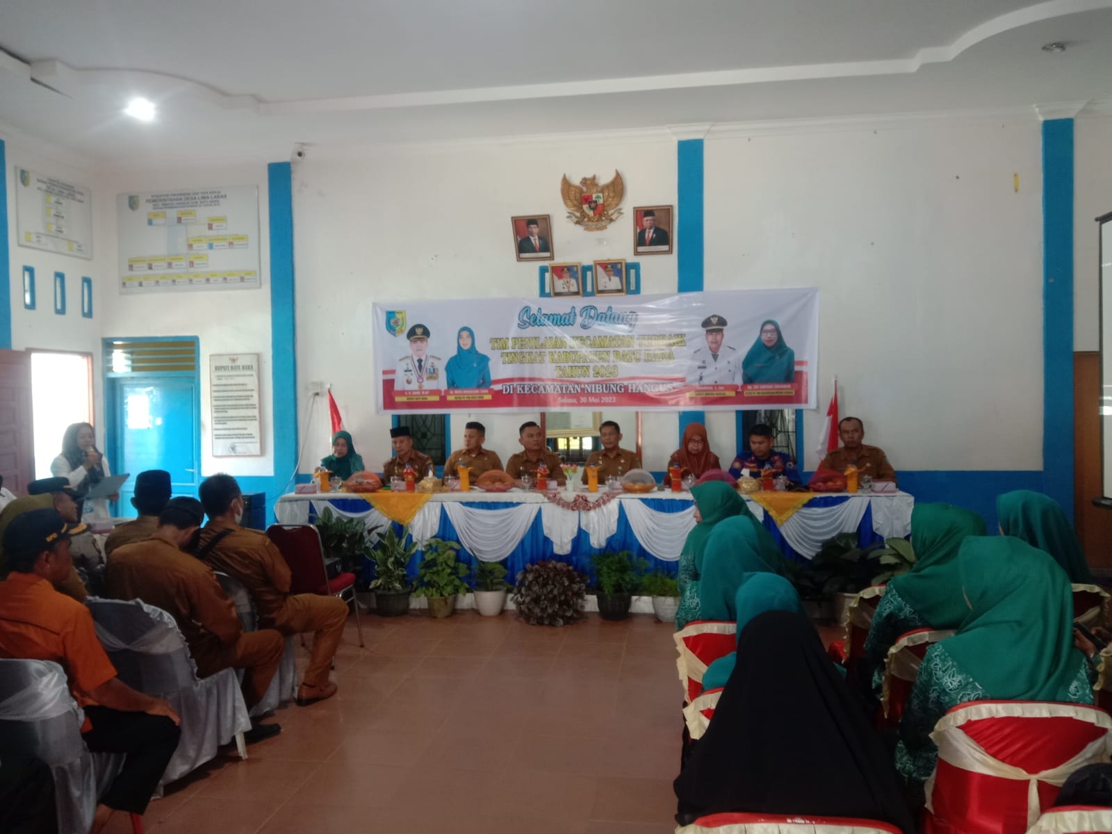 Teks fhoto Kepala Dinas Kependudukan dan Catatan Sipil Kabupaten Batu Bara Maeda Soetopo S.STP.MSP didampingi Ketua Tim Yasir Abdillah Kabag Pemerintahan Sekretariat Batu Bara,Kabid Kesbang Pol Batu Bara Rina Sirah SP, Ka.Damkar Sihombing, BAPPEDA dihadiri Ilham Rambe di Kantor Balai Desa Lima Laras Kecamatan Nibung Hangus Selasa (30/5-2023). beritasore/alirsyah