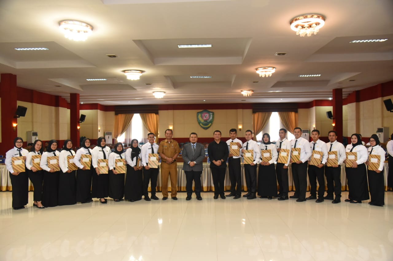 Berita Sore/Birong RT Teks poto: Sebanyak 46 orang tenaga kesehatan formasi 2022 menerima SK PPPK di Aula Sarasi, Lantai III, Kantor Bupati setempat, Sipirok, Selasa (30/5).