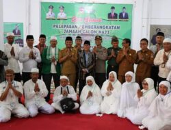 Pemkab Toba Berangkatkan 8 Jamaah Calon Haji