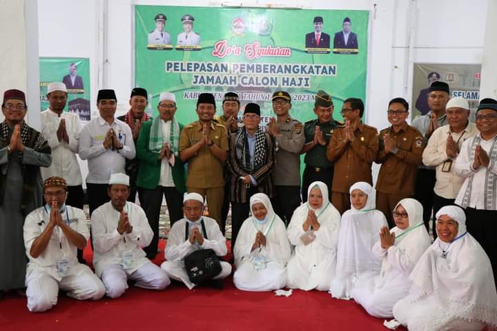 Keterangan foto: Wakil Bupati Toba, Tonny M Simanjutak memberangkatkan 8 Jemaah Calon Haji dari Masjid Al-Hadhonah Balige, Selasa (30/6). Ist
