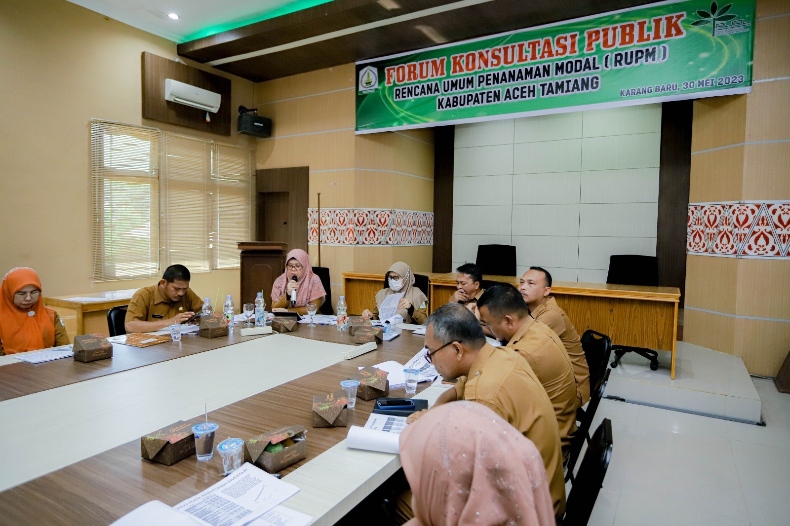 Teks Foto : Sejumlah Kepala Perangkat Daerah saat mengikuti kegiatan Forum Konsultasi Publik Rencana Umum Penanaman Modal (RUPM) Kabupaten Aceh Tamiang, Selasa (30/5).