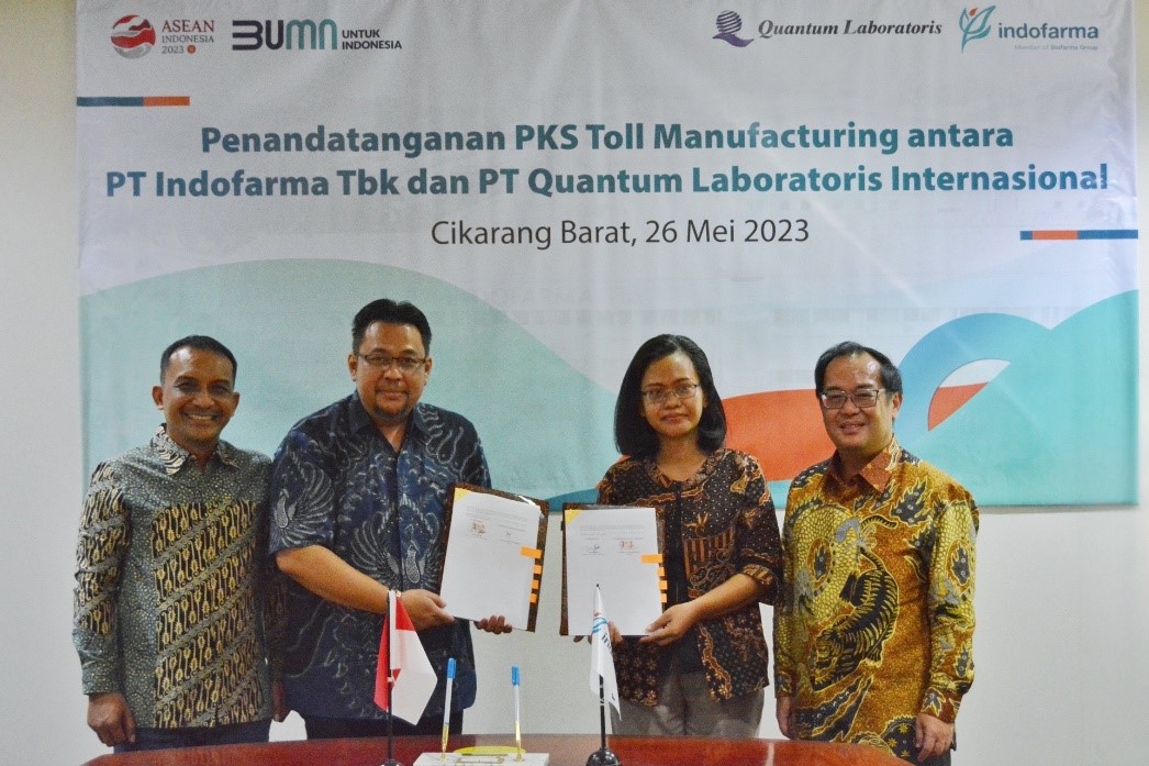 Berita Sore/ist Direktur Produksi & Supply Chain PT Indofarma Tbk, Jejen Nugraha (dua kiri) dan Direktur PT Quantum Laboratoris Internasional, Veronica Susi Setyaningsih (dua kanan) didampingi Direktur Utama PT Indofarma Tbk, Agus Heru Darjono dan Direktur Utama PT Quantum, Edwin Tjahyadi foto bersama usai penandatanganan kerjasama di Kantor Pusat Indofarma Cikarang Barat pada Jumat (26/5).
