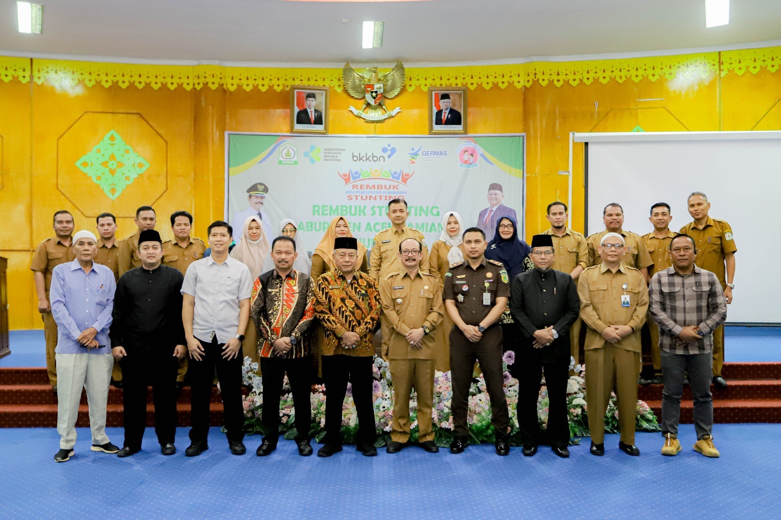 Teks Foto : Foto bersama di kegiatan Rembuk Stunting Kabupaten Aceh Tamiang Tahun 2023 dalam rangka evaluasi capaian pelaksanaan program percepatan penurunan stunting di Ruang Sidang Utama DPRK setempat, Selasa (30/5)