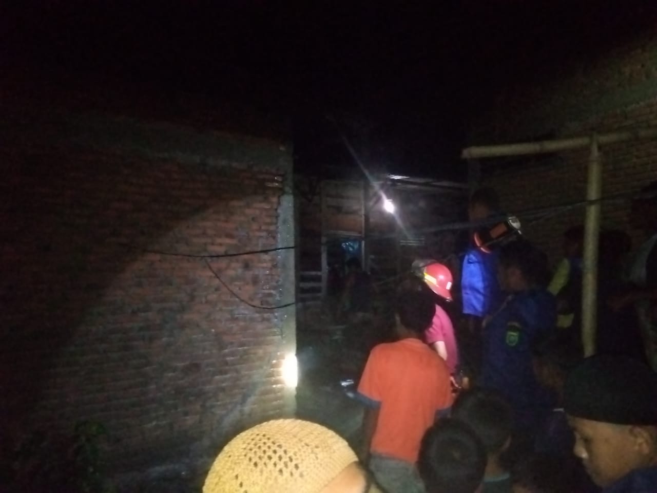 Teks foto Berita/ist Satu unit rumah terbakar akibat anti nyamuk bakar mengenai kasur di Desa Bukitkaru, Kec. Panyabungan Barat, Madina.