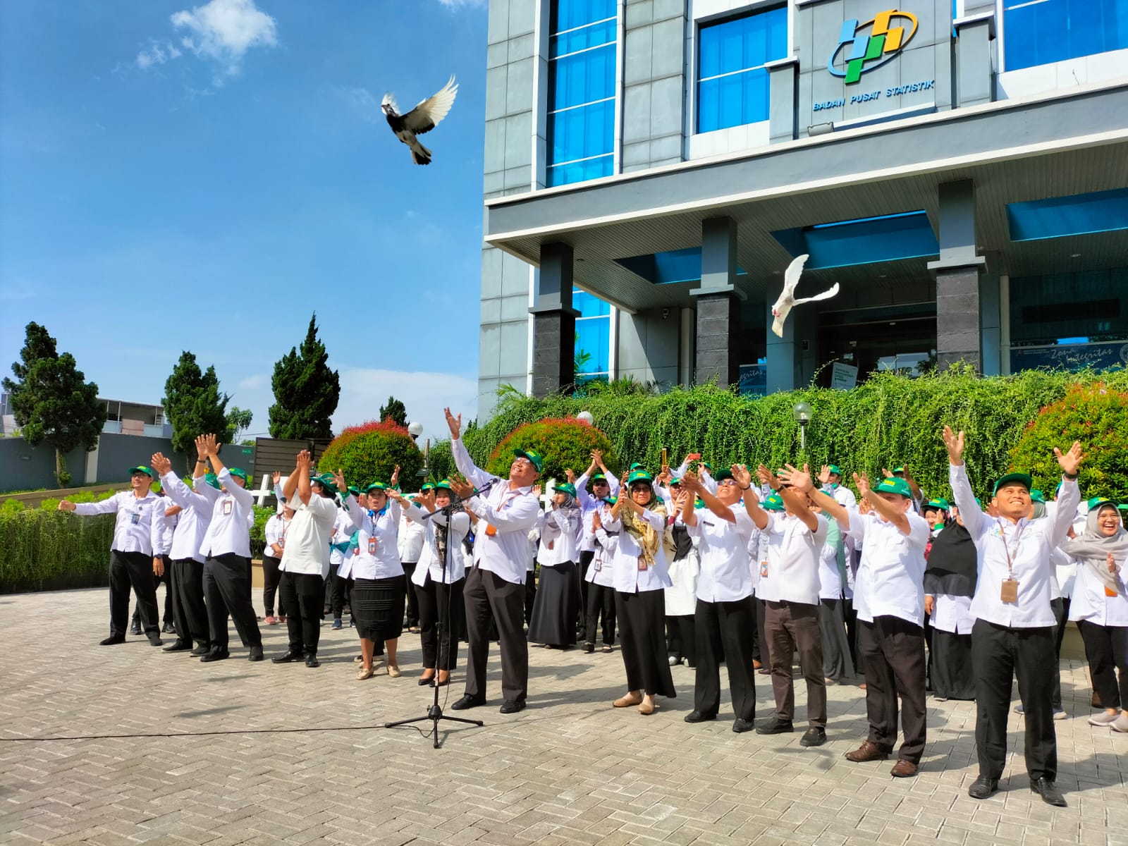 Berita Sore/Laswie wakid Kepala BPS Sumut Nurul Hasanudin bersama sejumlah stafnya melepas burung merpati menandai dimulainya ST2023 di halaman kantor BPS Sumut Jalan Asrama Medan Rabu (31/5).