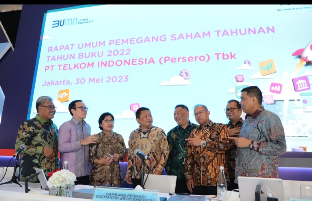 Berita Sore/ist Dari kiri ke kanan: Direktur Network & IT Solution Herlan Wijanarko, Direktur Digital Business Muhamad Fajrin Rasyid, Direktur Enterprise & Business Service FM Venusiana R, Direktur Utama Ririek Adriansyah, Direktur Strategy Portfolio Budi Setyawan Wijaya, Direktur Wholesale & International Service Bogi Witjaksono, Direktur Keuangan & Manajemen Risiko Heri Supriadi, Direktur Human Capital Management Afriwandi foto bersama usai penyelenggaraan RUPST Rapat Tahun Buku 2022 di Jakarta, Selasa (30/5).