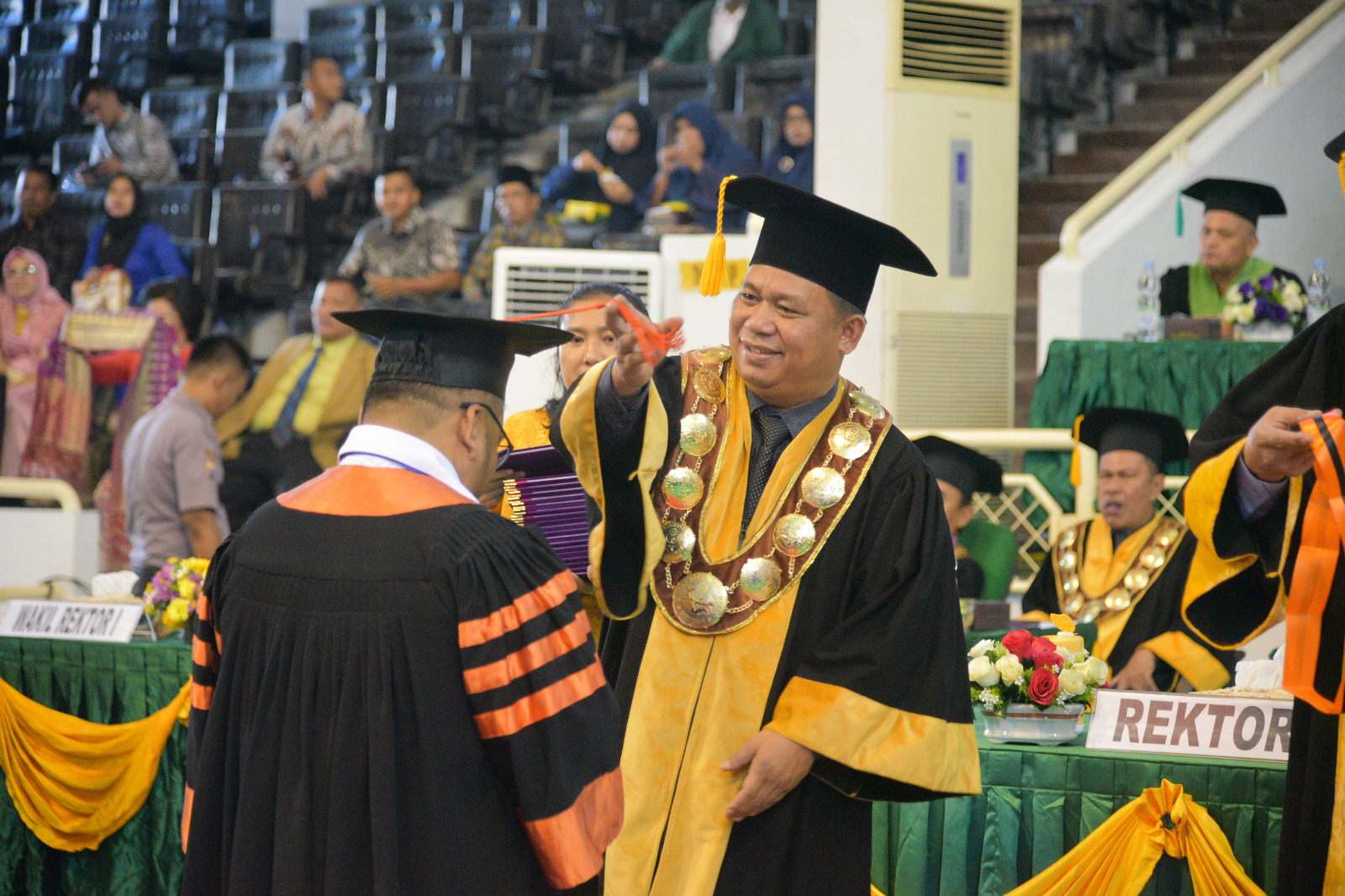 Teks foto: Berita Sore/ist Rektor Unimed Prof Dr Syamsul Gultom ketika melantik wisudawan di Gedung Serbaguna kampus itu, Rabu (31/5/2023).