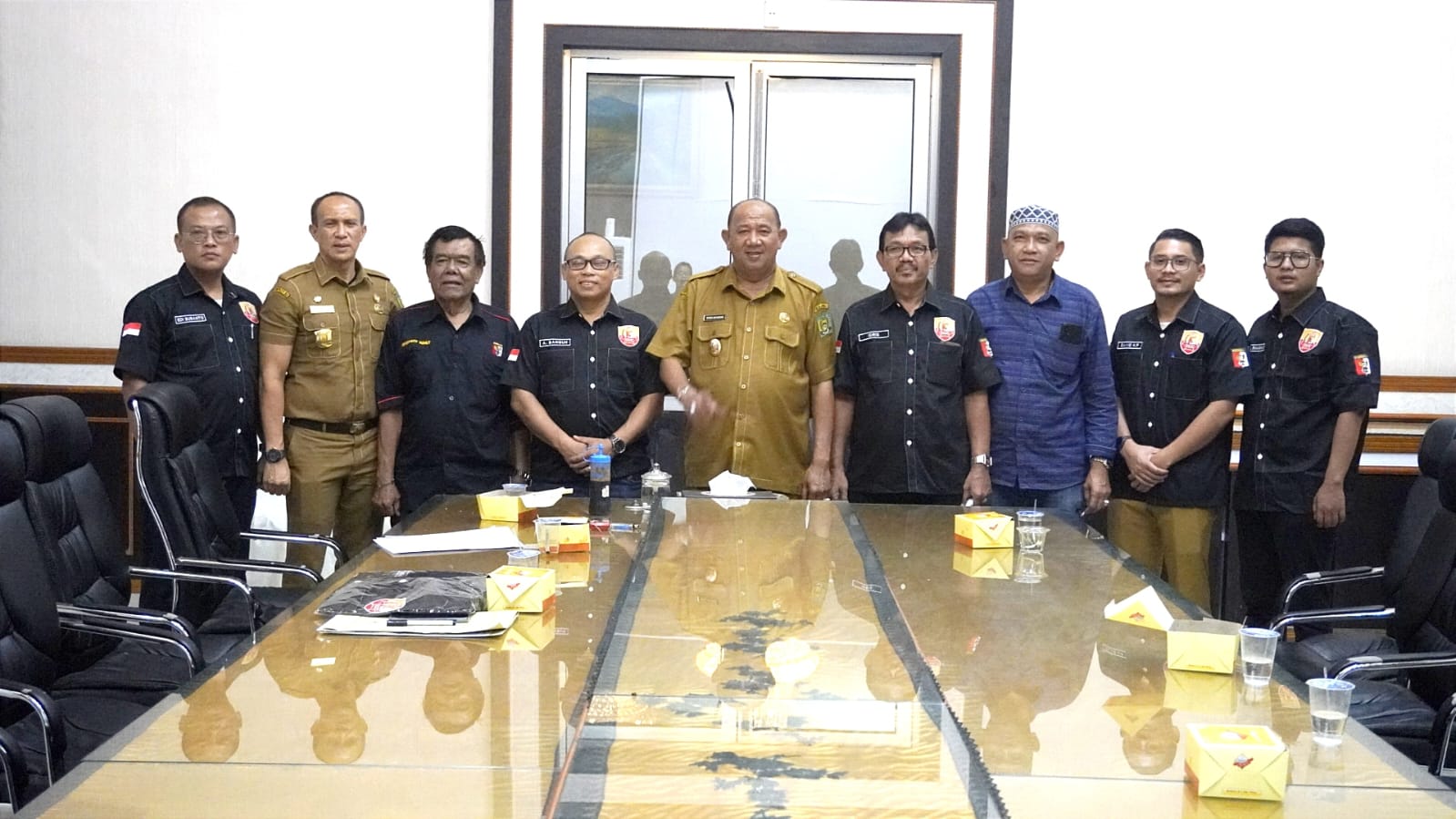 Teks Foto/Beritasore/ist   Plt Bupati Langkat H Syah Afandin, SH menerima audiensi PERBAKIN  Kabupaten Langkat, di Rumah Dinas Bupati Langkat, Senin( 29/5).