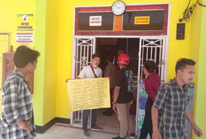 Berita Sore/Birong RT Teks poto: Massa JMB Tabagsel Demo Dinas Pendidikan Kota P.Sidempuan terkait dugaan Pungli guru PPPK, Rabu (31/5).